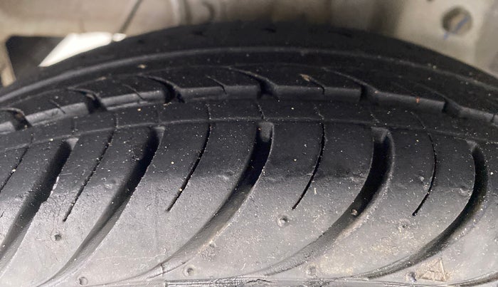 2017 Hyundai Eon ERA PLUS, Petrol, Manual, 42,784 km, Right Rear Tyre Tread