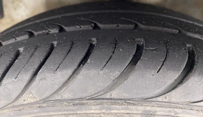 2017 Hyundai Eon ERA PLUS, Petrol, Manual, 42,784 km, Left Front Tyre Tread