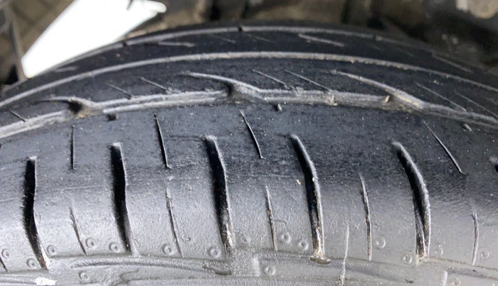 2014 Hyundai Eon ERA PLUS, Petrol, Manual, 74,626 km, Right Rear Tyre Tread