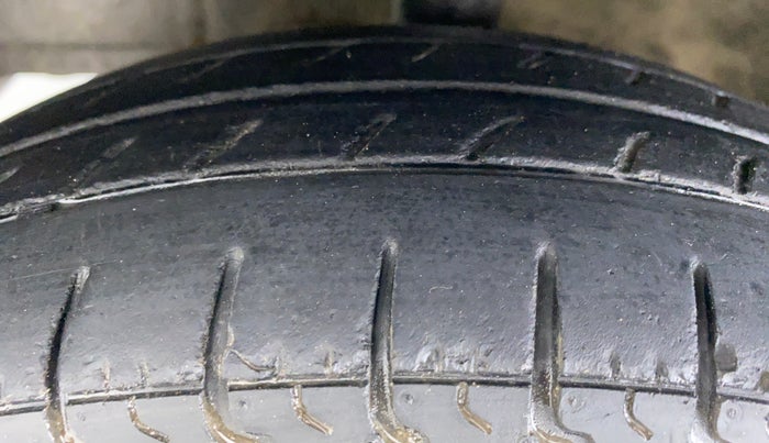 2014 Hyundai Eon ERA PLUS, Petrol, Manual, 74,626 km, Left Front Tyre Tread