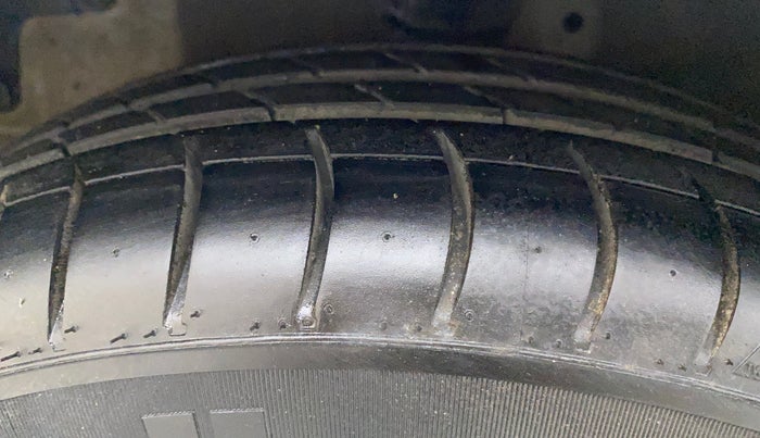 2018 Hyundai Eon ERA +, CNG, Manual, 1,00,997 km, Left Front Tyre Tread