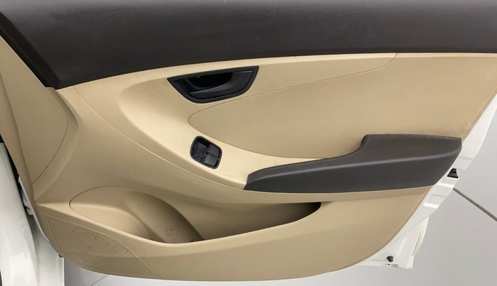2018 Hyundai Eon ERA +, CNG, Manual, 1,00,997 km, Driver Side Door Panels Control
