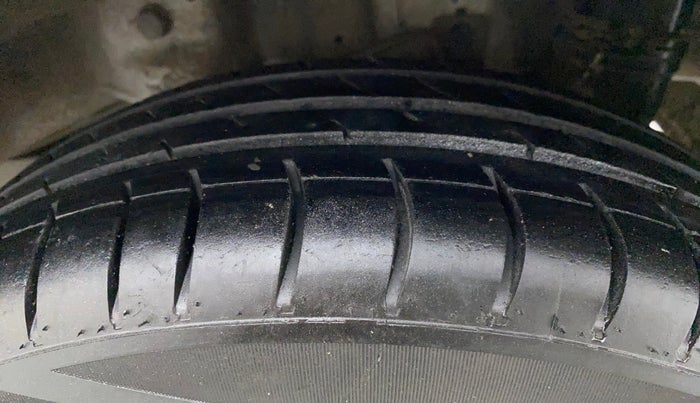 2018 Hyundai Eon ERA +, CNG, Manual, 1,00,997 km, Left Rear Tyre Tread