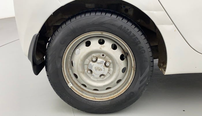 2018 Hyundai Eon ERA +, CNG, Manual, 1,00,997 km, Right Rear Wheel