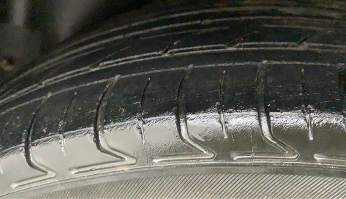 2016 Volkswagen Vento COMFORTLINE 1.6, Petrol, Manual, 96,970 km, Left Front Tyre Tread