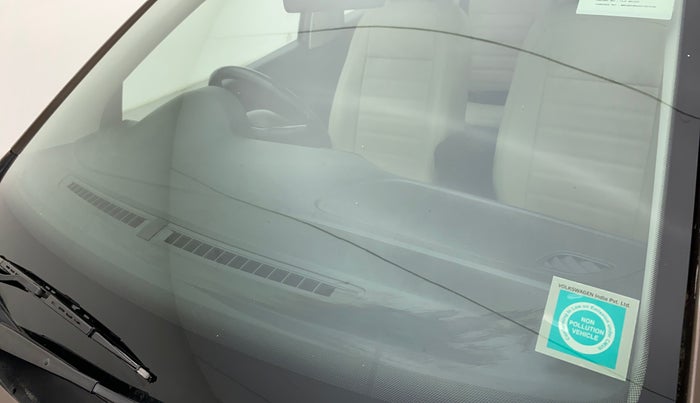 2016 Volkswagen Vento COMFORTLINE 1.6, Petrol, Manual, 97,106 km, Front windshield - Minor spot on windshield