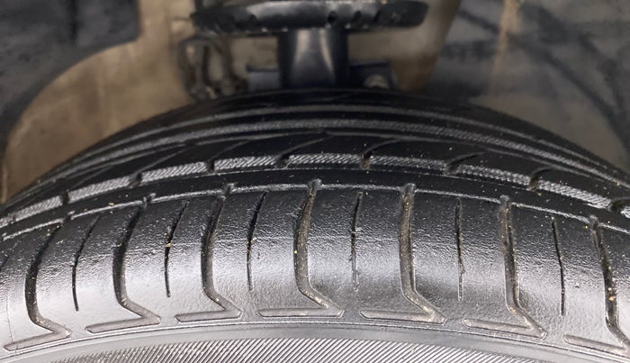 2018 Skoda Rapid STYLE 1.6 MPI, Petrol, Manual, 77,899 km, Right Front Tyre Tread