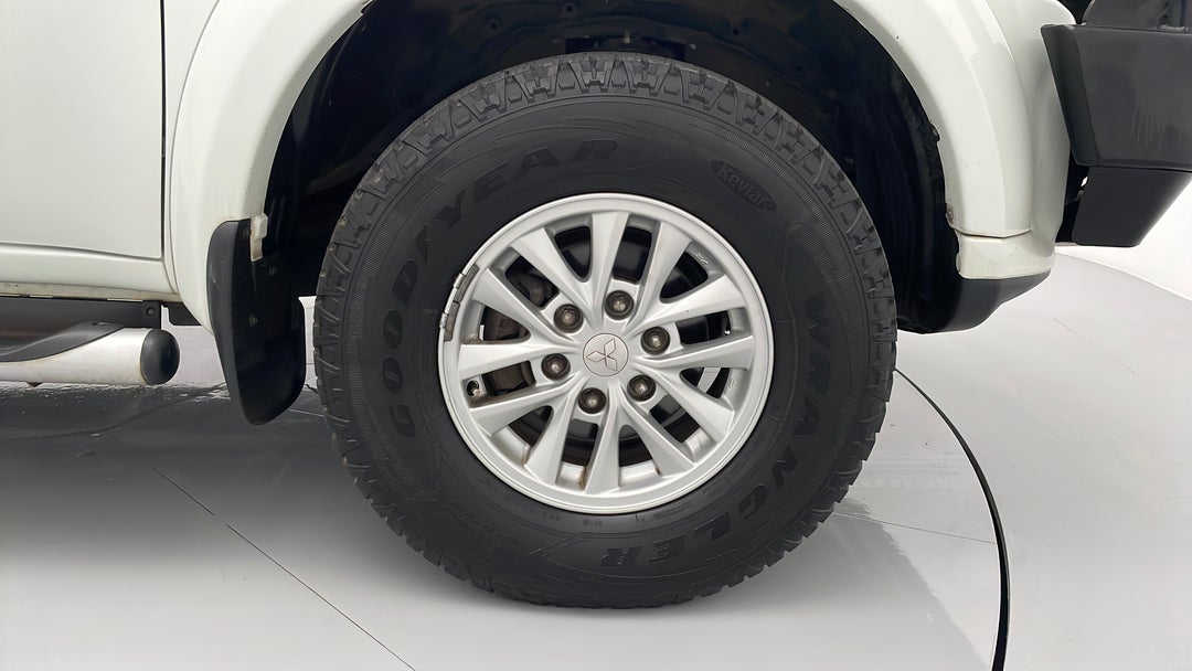 2015 Mitsubishi Challenger (4x4), Automatic, 105393 km, Right Front Wheel