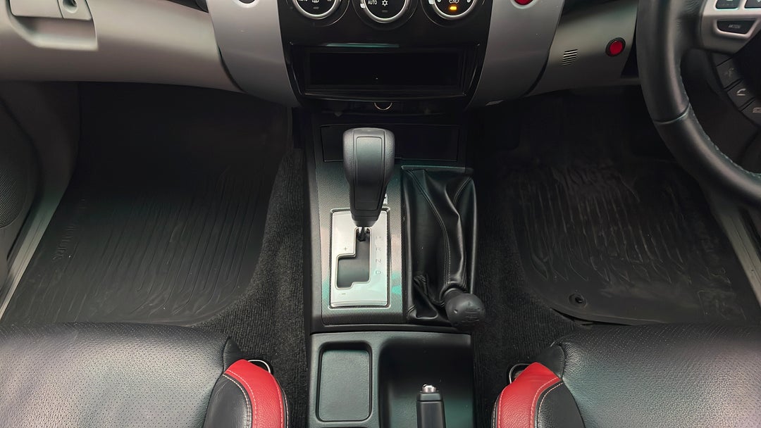 2015 Mitsubishi Challenger (4x4), Automatic, 105393 km, Gear Lever 