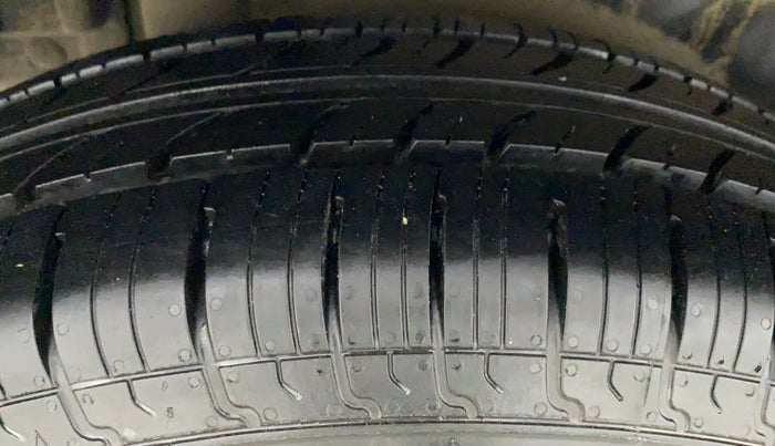 2015 Maruti Swift Dzire VXI, Petrol, Manual, 86,630 km, Right Rear Tyre Tread