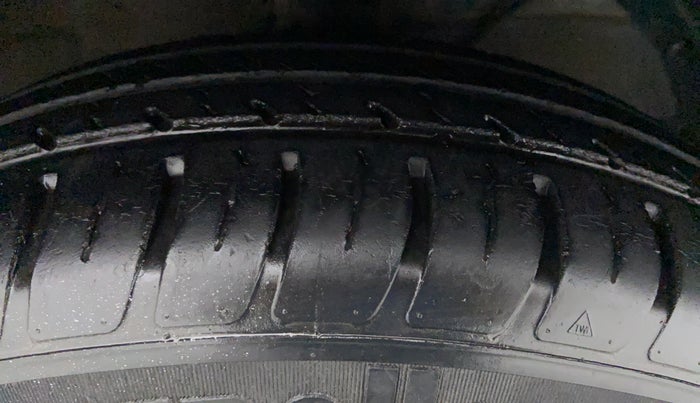 2018 Maruti Dzire VDI, Diesel, Manual, 29,159 km, Right Front Tyre Tread