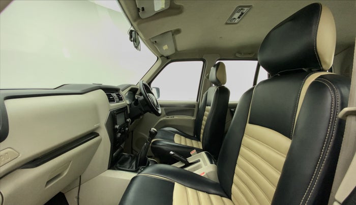 2017 Mahindra Scorpio S6 PLUS 1.99 INTELLI-HYBRID, Diesel, Manual, 99,839 km, Right Side Front Door Cabin