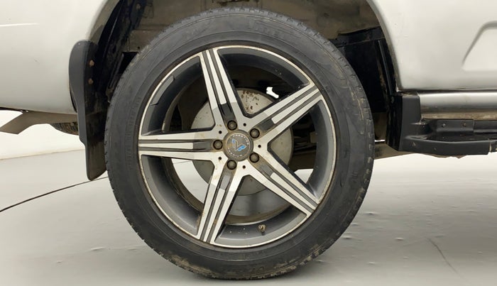 2017 Mahindra Scorpio S6 PLUS 1.99 INTELLI-HYBRID, Diesel, Manual, 99,839 km, Right Rear Wheel
