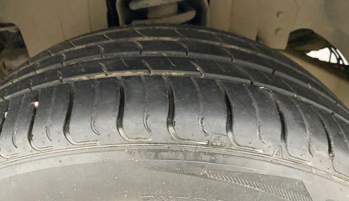 2017 Mahindra Scorpio S6 PLUS 1.99 INTELLI-HYBRID, Diesel, Manual, 99,839 km, Left Front Tyre Tread