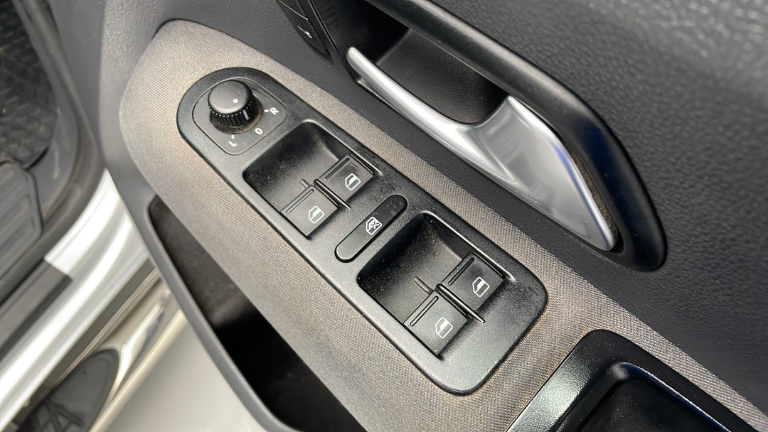 2015 Volkswagen Amarok Tdi420 Highline (4x4), Automatic, 95227 km, Drivers Side Door Panel Controls