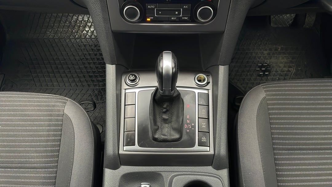 2015 Volkswagen Amarok Tdi420 Highline (4x4), Automatic, 95227 km, Gear Lever 