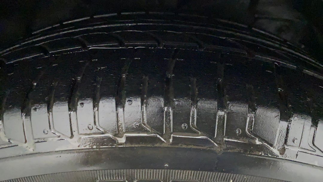 Right Front Tyre Tread