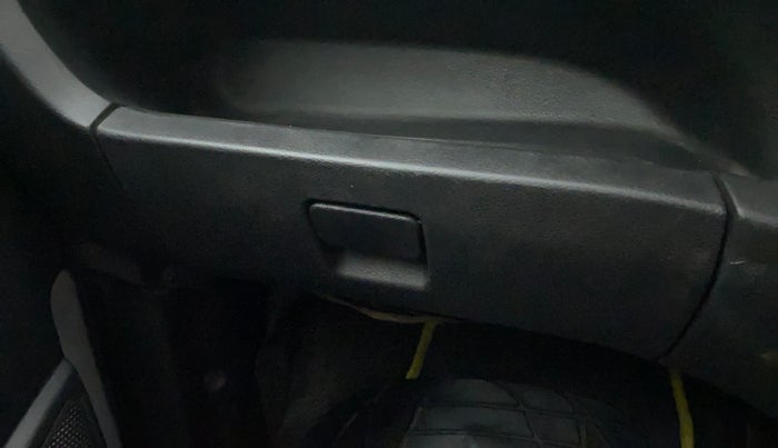2018 Datsun Redi Go A, Petrol, Manual, 65,028 km, Dashboard - Glove Box cover damage