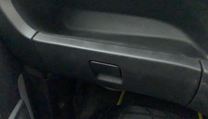 2018 Datsun Redi Go A, Petrol, Manual, 65,028 km, Dashboard - Glove box cover not functional