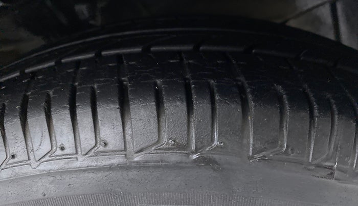 2013 Hyundai i10 ERA 1.1 IRDE, CNG, Manual, 76,314 km, Right Front Tyre Tread