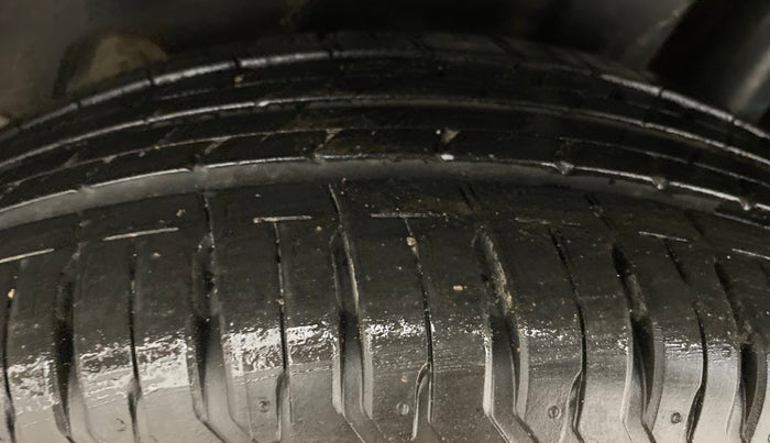 2016 Maruti Ciaz ZXI, Petrol, Manual, 60,318 km, Left Rear Tyre Tread