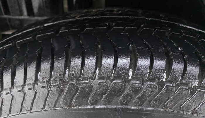 2016 Maruti Swift VXI, Petrol, Manual, 50,713 km, Right Rear Tyre Tread
