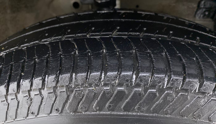 2016 Maruti Swift VXI, Petrol, Manual, 50,713 km, Right Front Tyre Tread