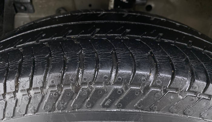 2016 Maruti Swift VXI, Petrol, Manual, 50,713 km, Left Front Tyre Tread