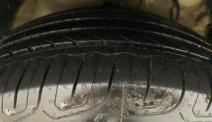 2021 Mahindra XUV 3OO W8 (O) 1.5 DIESEL, Diesel, Manual, 68,950 km, Right Front Tyre Tread