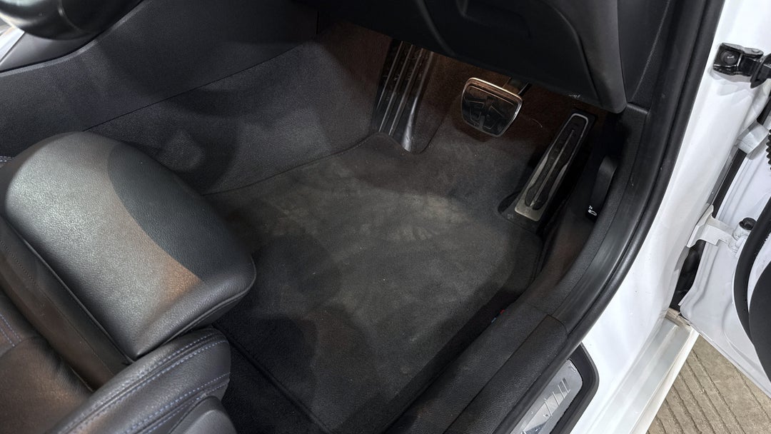 2021 BMW 3 30e M Sport Phev, Automatic, 48061 km, Pedals and Footmat