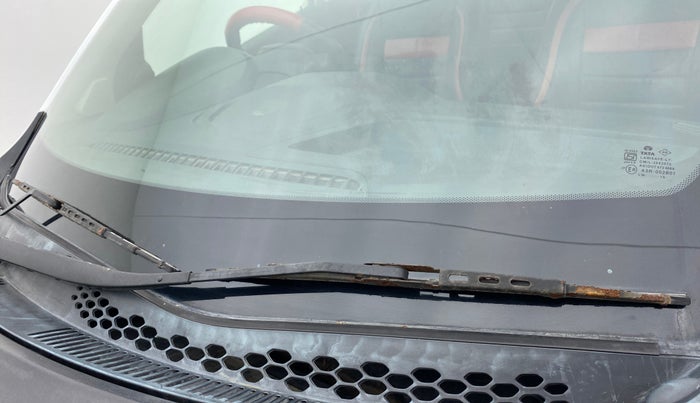 2016 Tata Tiago XT PETROL, Petrol, Manual, 1,10,096 km, Front windshield - Wiper Blade Broken/Rusted
