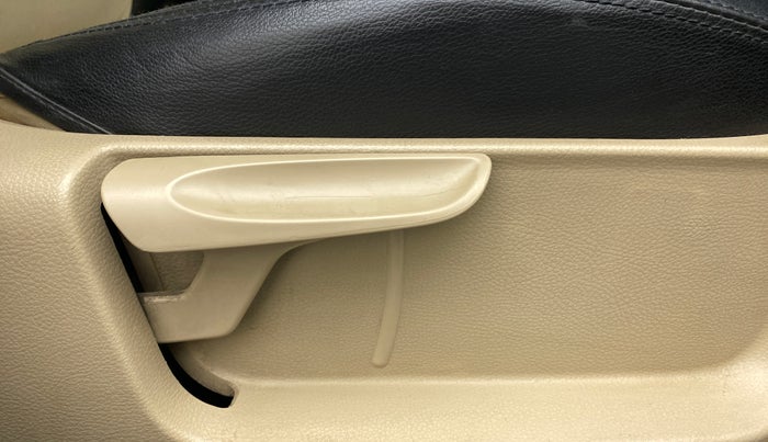 2016 Volkswagen Ameo HIGHLINE 1.5, Diesel, Manual, 84,051 km, Driver Side Adjustment Panel