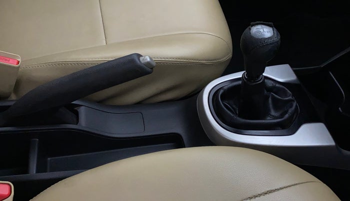 2016 Honda Jazz 1.2L I-VTEC V, Petrol, Manual, 1,10,325 km, Gear lever - Knob cover torn