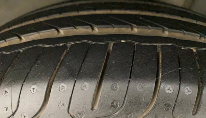 2016 Volkswagen Vento HIGHLINE PETROL AT, Petrol, Automatic, 54,777 km, Left Rear Tyre Tread