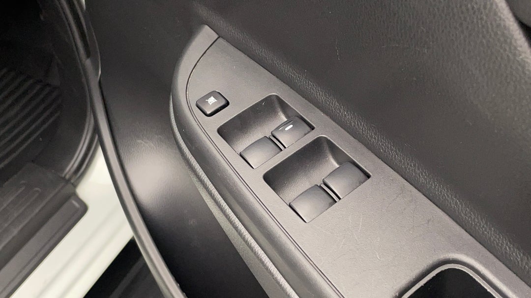 2021 Mitsubishi Triton Glx+ (4x4), Automatic, 16646 km, Drivers Side Door Panel Controls