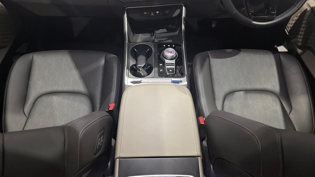 2025 Kia Carnival Gt-line, Automatic, 11012 km, Center Console