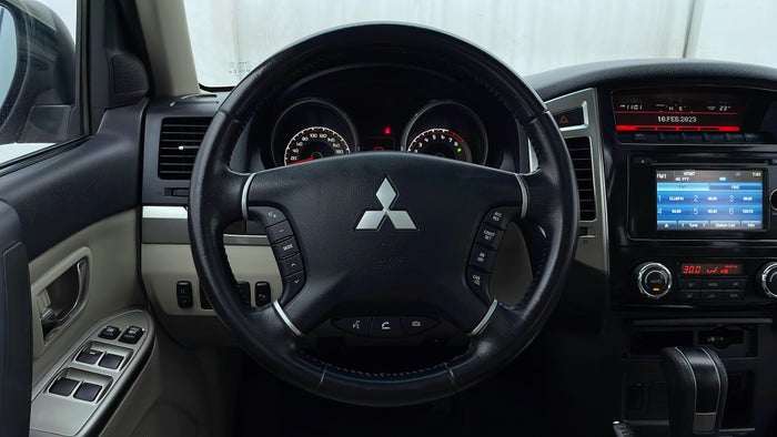 MITSUBISHI PAJERO-Steering Wheel Close-up