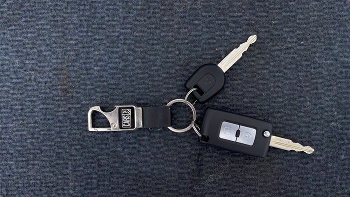 MITSUBISHI PAJERO-Key Close-up