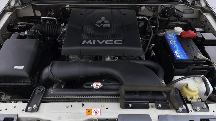 MITSUBISHI PAJERO-Engine Bonet View