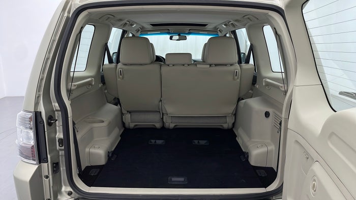 MITSUBISHI PAJERO-Boot Inside View