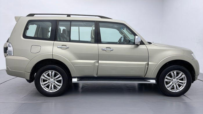 MITSUBISHI PAJERO-Right Side View