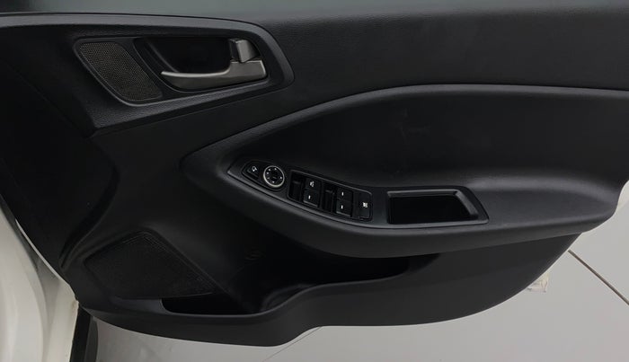 2017 Hyundai i20 Active 1.4 SX, Diesel, Manual, 1,00,917 km, Driver Side Door Panels Control