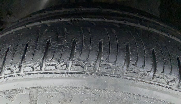 2016 Mahindra Kuv100 K8 6 STR, Petrol, Manual, 35,735 km, Left Front Tyre Tread
