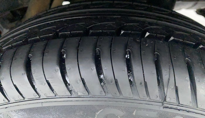 2016 Mahindra Kuv100 K8 6 STR, Petrol, Manual, 35,735 km, Left Rear Tyre Tread