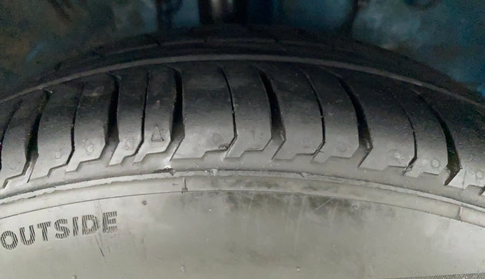 2016 Toyota Etios Liva LE PETROL, Petrol, Manual, 1,20,134 km, Right Front Tyre Tread