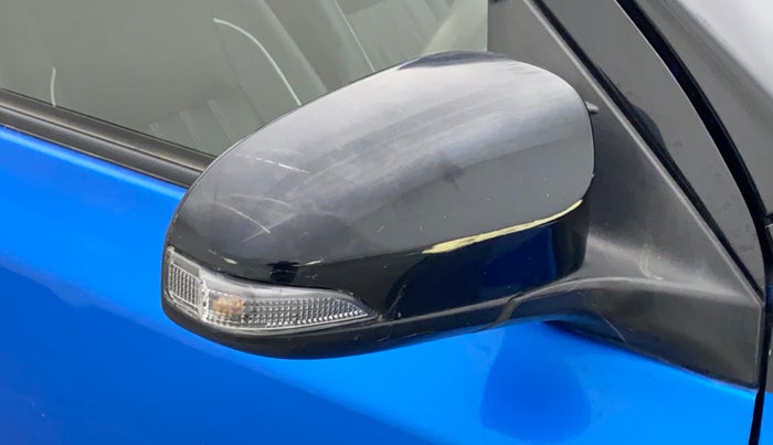 2016 Toyota Etios Liva LE PETROL, Petrol, Manual, 1,20,134 km, Right rear-view mirror - Indicator light has minor damage