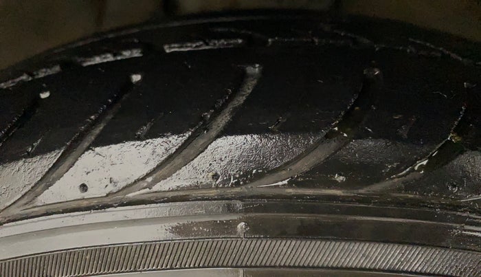2014 Hyundai i10 SPORTZ 1.1, Petrol, Manual, 27,634 km, Right Front Tyre Tread