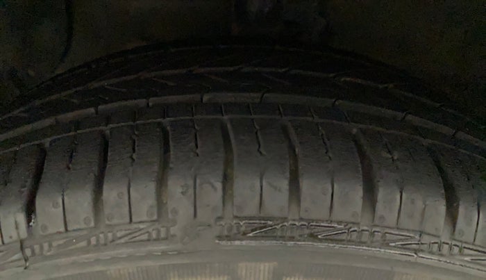 2014 Hyundai Xcent S (O) 1.2, Petrol, Manual, 27,003 km, Left Front Tyre Tread