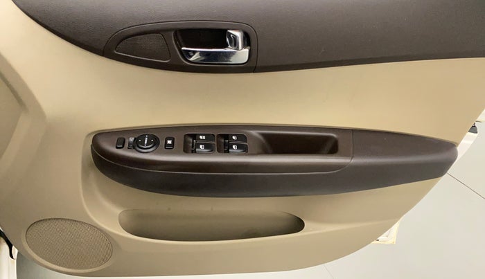 2010 Hyundai i20 ASTA 1.2, Petrol, Manual, 1,06,757 km, Driver Side Door Panels Control