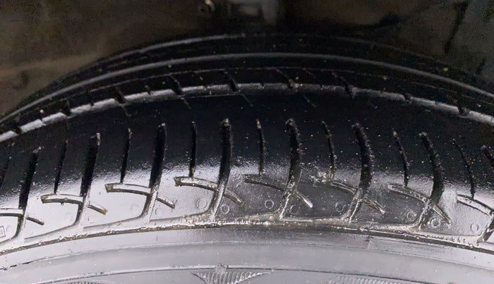 2018 Maruti Ciaz ZETA 1.5 SHVS VVT MT, Petrol, Manual, 37,060 km, Right Front Tyre Tread